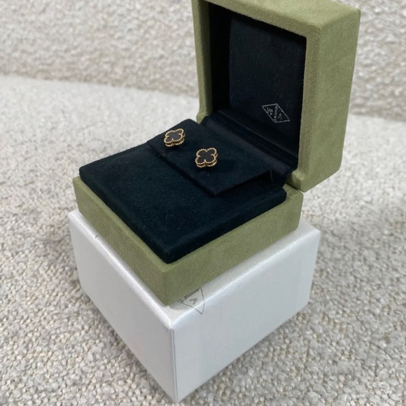 Authentic Van Cleef & Arpels Sweet Alhambra earstuds 18K Yellow Gold, Onyx - Picture 3 of 7